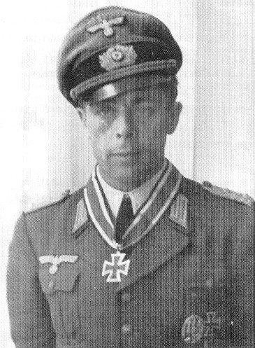 <p>Heinrich Baron von Behr, comandante della <i>90.Panzergrenadier-Division</i><br /> dal 27/12/1944 al 28/4/1945. A Cassino, con il grado di Colonnello, comandò il<br /> <i>Panzergrenadier-Regiment 200 della 90.Panzergrenadier-Division</i>. Difese<br /> Esperia fino al 19 maggio 1944.</p>