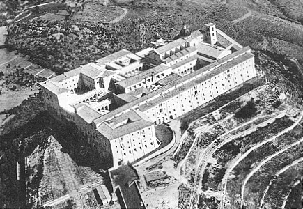 <p>Fotografia aerea del Monastero di Montecassino prima della guerra.</p><p class='eng'>Aerial view of Montecassino Abbey before the war.</p>
