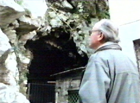 <p>Il capitano Ferdinand Foltin, ripreso a Cassino in occasione della realizzazione di un documentario (1984), davanti alla grotta dalla quale diresse le operazioni per la difesa della città.</p>