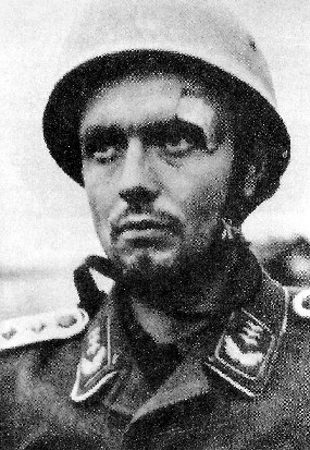 <p>Il capitano Ferdinand Foltin, comandante del II battaglione del 3° reggimento paracadutisti.</p>