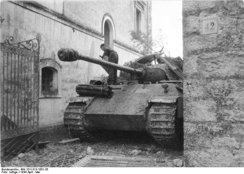 <p>Un carro "Panther V", ripreso a Roccasecca (FR).</p><p class='eng'>Bundesarchiv_Bild_101I-313-1001-26,_Italien,_Panzer_V_(Panther)_in_Ortschaft<br /><br />1944 April - Mai. Italien, bei Monte Cassino. Panzersoldat auf getarntem Panzer V "Panther" zwischen Häusern einer Ortschaft / Stadt; PK 699.</p>
