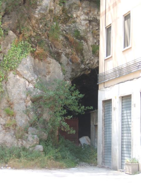 <p>Giugno 2005, Cassino.<br />La cosiddetta "grotta di Foltin" in cui aveva sede il comando del II./3° paracadutisti tedesco di stanza nell'abitato di Cassino nel febbraio - marzo 1944.</p>