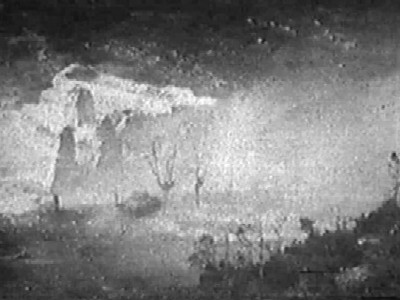 <p>19 marzo 1944: un’immagine dell’attacco dei carri alleati ripresa dalla quota 593. Frame tratto da un filmato di Die Deutsche Wochenschau.</p><p class='eng'>March 19, 1944: the Masseria Albaneta taken from Hill 593.</p>