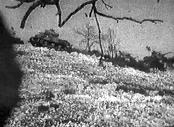 <p>19 marzo 1944: un’immagine dell’attacco dei carri alleati ripresa dall’interno della Masseria Albaneta. Frame tratto da un filmato di Die Deutsche Wochenschau.</p><p class='eng'>March 19, 1944: a picture taken during the Allied tanks attack from inside Masseria Albaneta.</p>
