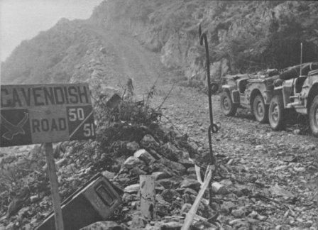 <p>Un pannello stradale indicante la "Cavendish Road" con il simbolo della 4a divisione di fanteria indiana (un'aquila rossa ad ali spiegate). I numeri 50 e 51 indicano rispettivamente la 12a e 21a Compagnia del Genio Campale Indiano, tra i reparti che per primi lavorarono alla sistemazione della "Cavendish Road". <br /><br />Info by Livio Cavallaro.</p><p class='eng'>A road signal on Cavendih Road with the 4th Indian Infantry Division insigna.</p>