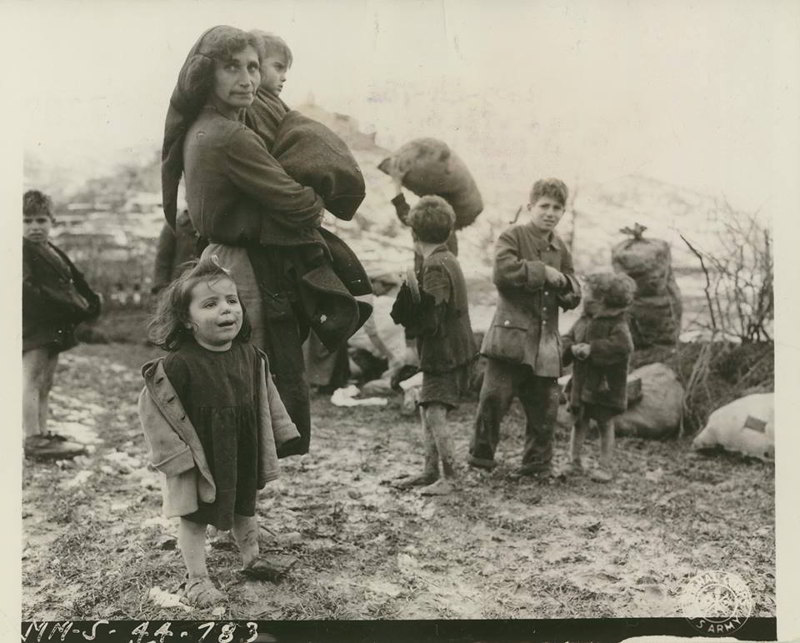 <p class='eng'>Acquafondata area, Italy. Poorly dressed refugee children from the Cassino area, shiver in the mud and snow, as they wait for transportation to a refugee camp. 5 February 1944. SC 186903, Credit NARA.</p>