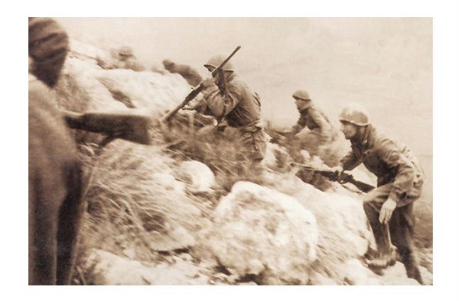 <p>8 dicembre 1943. Fanti italiani all'assalto di quota 253, sulle pendici di Monte Lungo.</p><p class='eng'>December 8th 1943. Italian infantrymen in action on Hill 253, on the slopes of Monte Lungo.</p>