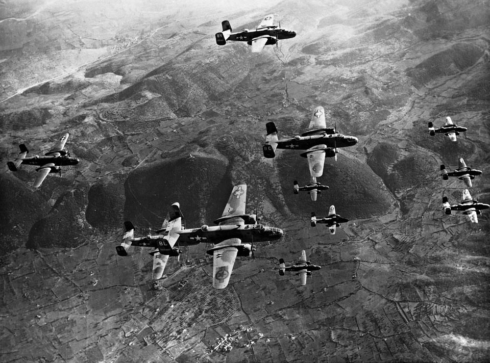 <p>15 febbraio 1944 (?). North American B-25J-1-NC Mitchell in volo verso il monastero di Montecassino (fotogramma).<br />Forse appartenenti al 488th BS, 340th BG.<br />Sembra la stessa formazione ripresa nella fotografia 4252.</p>