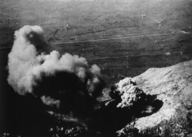 <p>La "Gola della morte" fotografata dall'alto durante un bombardamento; si notino a valle le due linee, la prima è la Statale n.6 (Casilina) e la seconda è la ferrovia.</p>