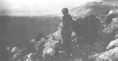 <p>Un paracadutista conduce un mulo con i rifornimenti; sullo sfondo il paese di Piedimonte S.Germano.</p>