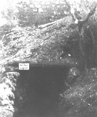 <p>Il posto di comando della 14ª compagnia; un bunker scavato nel terreno a ridosso di un muro di contenimento.</p>
