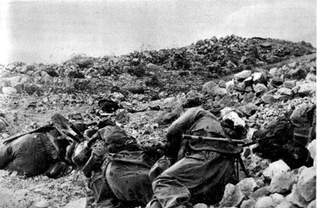 <p>Maggio 1944: Caduti polacchi sulla "Cresta del Serpente".</p><p class='eng'>May 1944: Fallen Polish soldiers on the Snake’s Head Ridge.</p><p class='eng'>Mai 1944: Soldats polonais tombés sur la Tête de Serpent.</p>