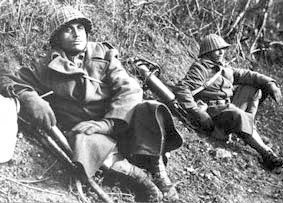 <p>I serventi algerini di una mitragliatrice cal.030 Browning 1917. Un uomo porta la mitragliatrice e un altro il trepiedi.</p>