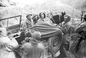 <p>Costa San Pietro, 12 gennaio 1944. Prigionieri tedeschi aiutano ad evacuare dei feriti francesi.</p>