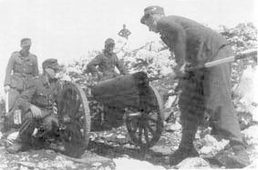 <p>La pulizia della canna di un pezzo da montagna tedesco da 75 mm. Armi come questa a volte venivano portate anche a spalla, dove i muli non arrivavano.</p>