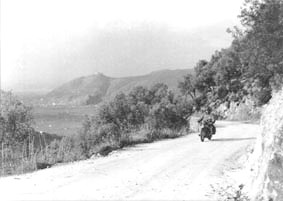 <p>Un portaordini francese transita sulla strada tra S.Elia e Vallerotonda. Montecassino domina la valle.</p>