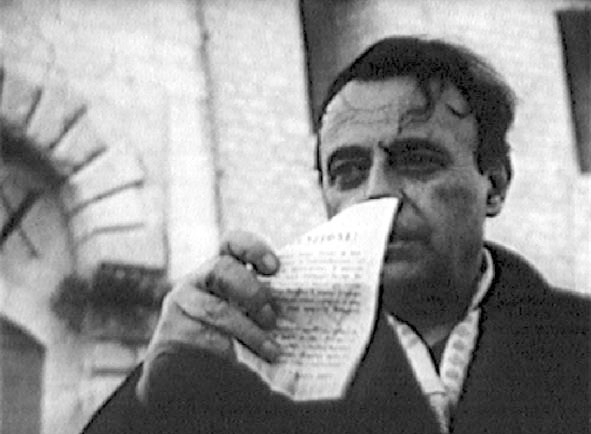 <p>Il prof. Gino Salvetti di Cassino mostra uno dei volantini lanciati dagli alleati poco<br /> prima del bombardamento di Montecassino. L'immagine è tratta dal documentario "La battaglia<br /> d'Italia" girato nel 1968 dalla televisione francese.</p>