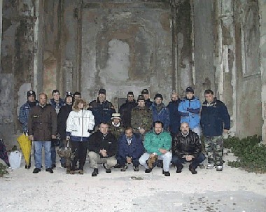 <p>Interno della chiesa di San Pietro. Foto di gruppo dei partecipanti alla 1ª edizione del<br /> raduno "Quattro passi sulla Gustav" (primavera 2002).</p>