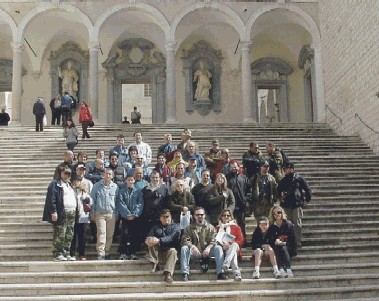 <p>Scalinata del Monastero. Foto di gruppo dei partecipanti alla 1ª edizione del raduno<br /> "Quattro passi sulla Gustav" (primavera 2002).</p>