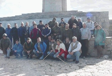 <p>Monumento su quota 593. Foto di gruppo dei partecipanti alla 1ª edizione del raduno<br /> "Quattro passi sulla Gustav" (primavera 2002).</p>