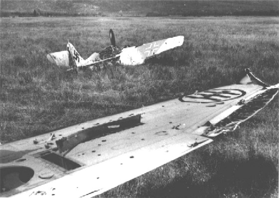 <p>Aquino, aereoporto - I resti di due velivoli, uno tedesco e uno italiano, distrutti a terra daì bombardamenti alleati.</p>