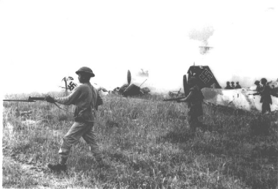 <p>Aquino, 25 maggio 1944 - Fanteria dell'8ª divisione indiana occupa l'aereoporto. Sullo sfondo le rovine delle installazioni ed i resti di alcuni aerei tedeschi (photo United Press).</p>