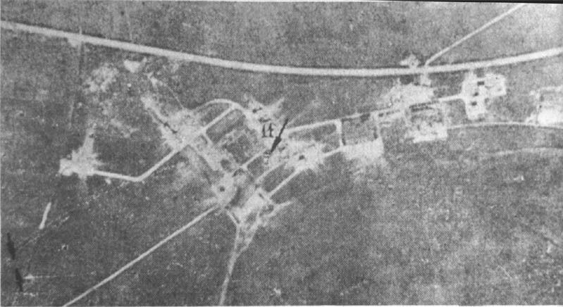 <p>Le strutture aeroportuali del campo di Aquino ridotte ad un cumulo di macerie. La fotografia è stata eseguita dalla R.A.F., l'aviazione inglese, il 22 febbraio 1944 alle ore 12,55 da una quota di 5.700 metri, ovvero sette giorni dopo il bombardamento dell'Abbazia di Montecassino. Sulla destra possono notarsi le due autorimesse in costruzione all'epoca del bombardamento del 19 luglio 1943; la frecca indica la Torre San Gregorio.</p>