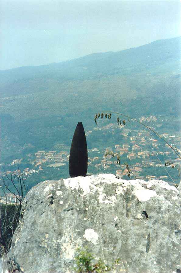 <p>Grosso proietto d’artiglieria da 105mm messo da qualcuno in bella vista del paese di Villa Santa Lucia. La foto è stata scattata sulle falde del Colle S. Angelo.</p>