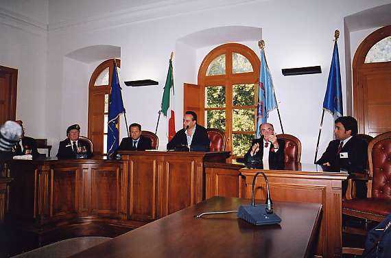 <p>La delegazione ricevuta dal Sindaco di Roccasecca nella sala consiliare.</p>