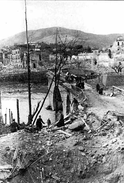 <p>Pontecorvo, 1943. Pionieri tedeschi al lavoro per riattare il ponte sul Liri.</p>