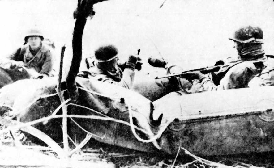 <p>Soldati americani in un canotto di gomma prima di provare il guado, notare che è quasi sgonfio.</p>