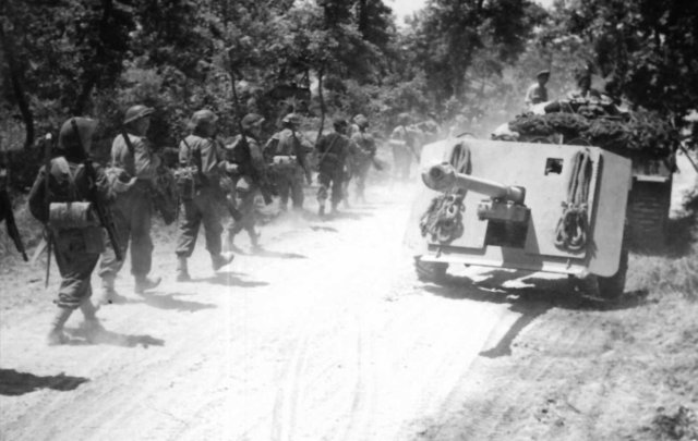 <p>Truppe alleate avanzano nella pianura (Maggio 1944).</p>