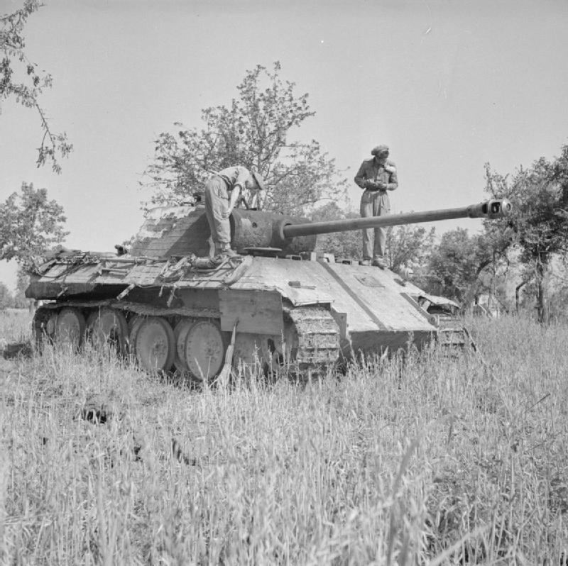 <p>Un carro tedesco Panther colpito nella zona della fattoria "Mancini" (Maggio 1944).</p><p class='eng'>A knocked-out German Panther tank is examined by British troops, 24 May 1944. © IWM (NA 15466)</p>