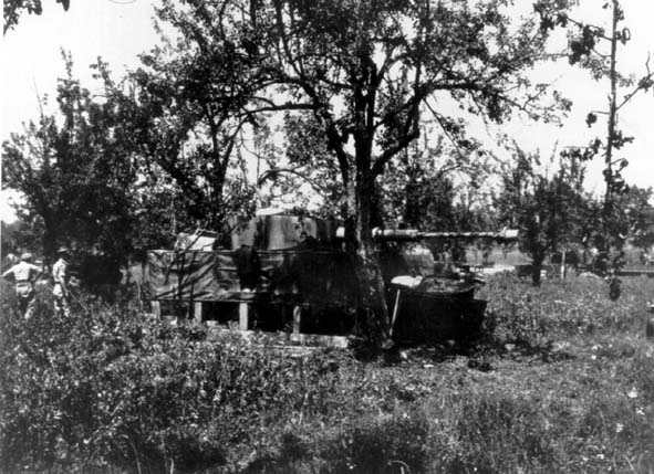 <p>Sagoma in legno di un carro "Tigre" costruita, vicino al fiume Melfa, per ingannare i canadesi (Maggio 1944).</p>