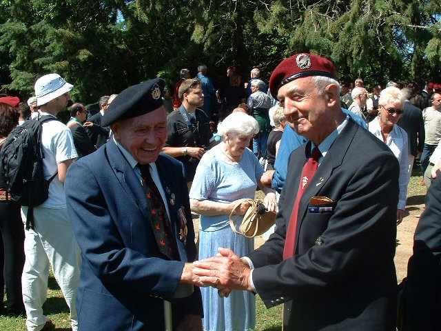 <p>Montecassino, maggio 2004. L’inglese Bill Hawkins, del 1°/4° Essex (5a Brigata della 4a Divisione Indiana), e il tedesco Rudolf Valentin, appartenente al 3° Rgt. Fallschirmjager Pionier.</p>