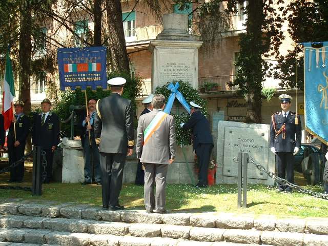 <p>16 maggio 2004. Onore ai caduti civili di Cassino.</p>
