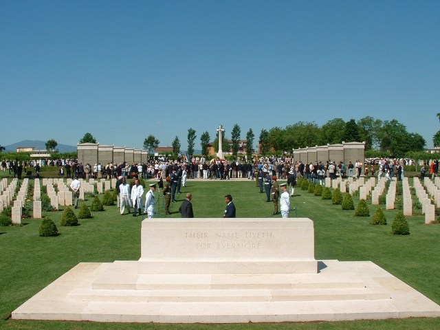 <p>17 maggio 2004. Cimitero del Commonwealth in Cassino: oltre 4000 tombe.</p>