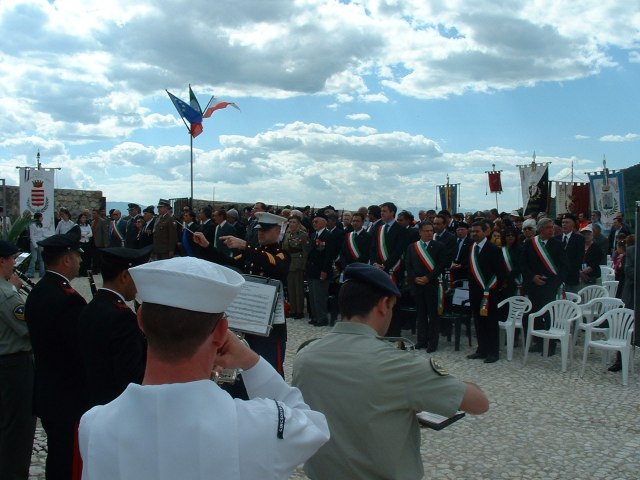 <p>18 maggio 2004 - REDUCI POLACCHI. Comune di Piedimonte San Germano (FR). Numerosi rappresentati delle Autorità partecipano alla SS. Messa.</p>