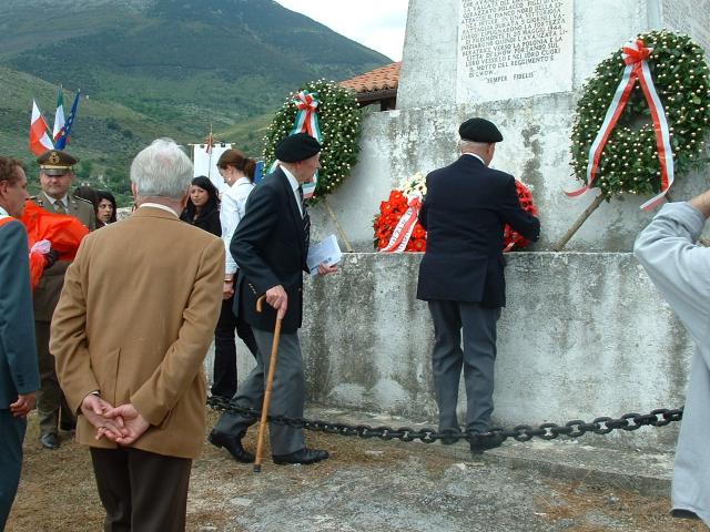 <p>18 maggio 2004 - REDUCI POLACCHI. Comune di Piedimonte San Germano (FR). Corona commemorativa per i caduti polacchi.</p>