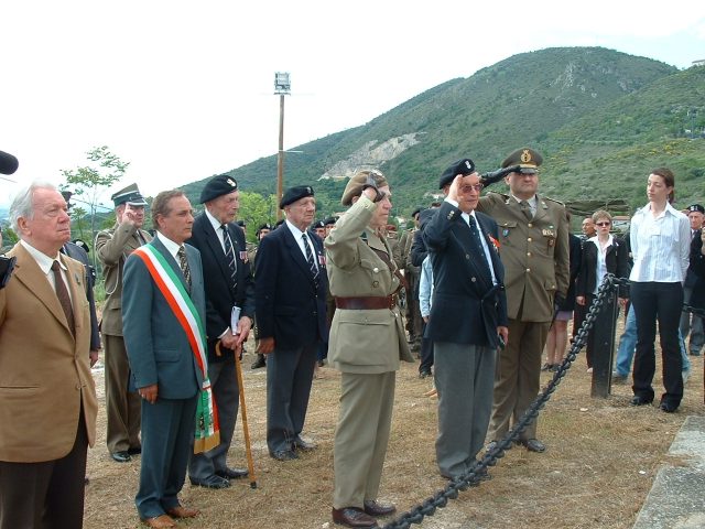 <p>18 maggio 2004 - REDUCI POLACCHI. Comune di Piedimonte San Germano (FR). Saluti militari.</p>