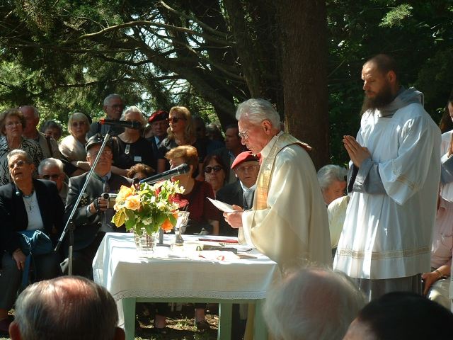 <p>19 maggio 2004 - REDUCI TEDESCHI. Monsignor Volch, paracadutista combattente nell'Abbazia<br /> ed ora frate, officia la Messa.</p>