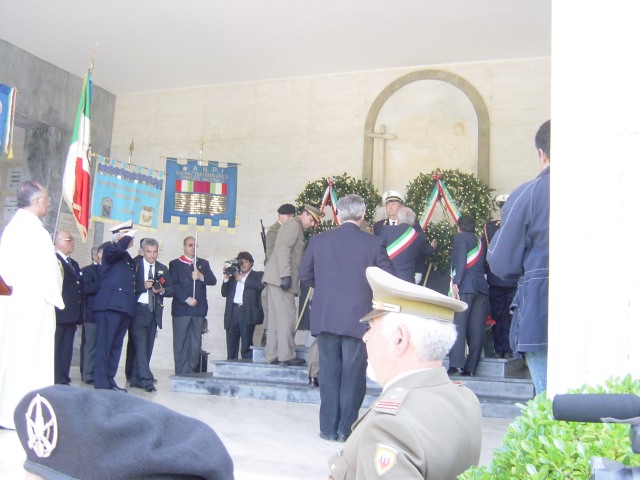 <p>21 maggio 2004 - REDUCI ITALIANI. Deposizione delle corone in omaggio ai Caduti.</p>
