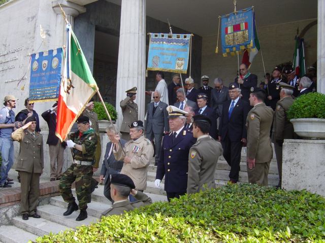 <p>21 maggio 2004 - REDUCI ITALIANI. Onore ai Caduti.</p>