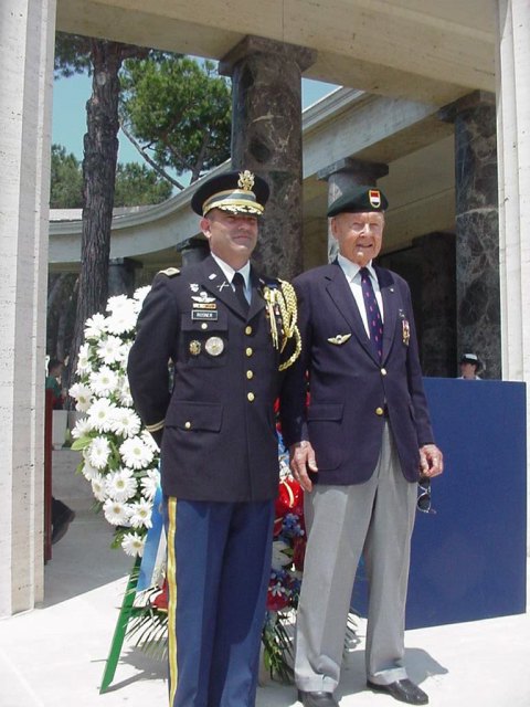 <p>31 maggio 2004 - ANZIO MEMORIAL DAY - Cimitero Militare Americano. Il generale Thomas posa, per una fotografia, con un colonnello americano.</p>