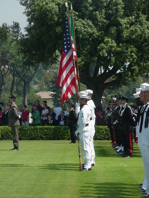 <p>31 maggio 2004 - ANZIO MEMORIAL DAY - Cimitero Militare Americano. Bandiera di combattimento.</p>