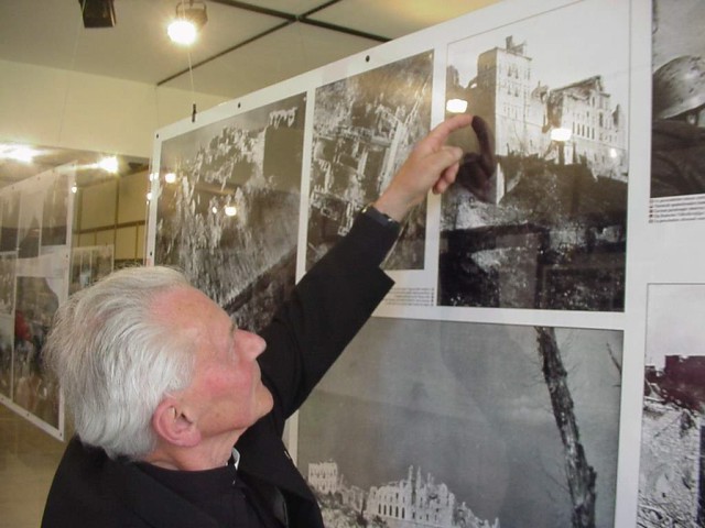 <p>Maggio 2004 - I Reduci visitano il Cassino War Memorial. Monsignor Hermann Völck mostra da<br /> quale finestra dell'Abbazia si affacciava.</p>
