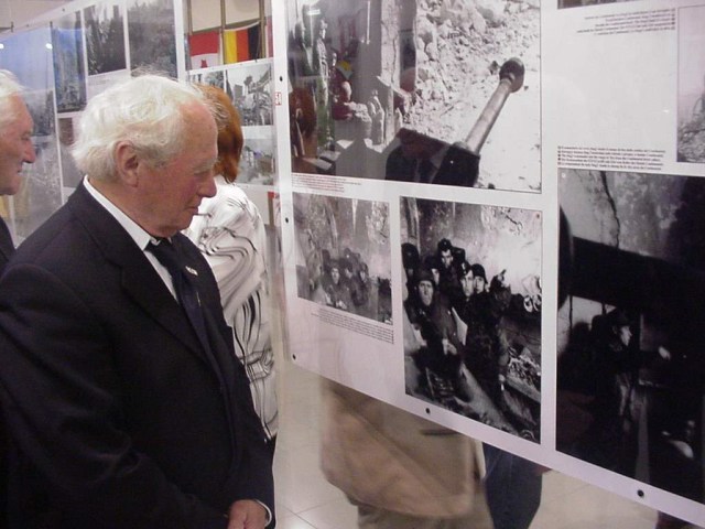 <p>Maggio 2004 - I Reduci visitano il Cassino War Memorial. Un parà tedesco si riconosce in<br /> una foto scattata nell'Hotel Continental.</p>
