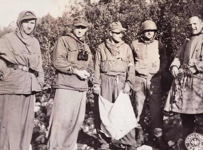 <p>Cassino, Monte Castellone, 14 febbraio 1944. La famosa fotografia della tregua nei combattimenti; il colonnello Hal Reese è il primo a destra con la bandiera in mano.</p>