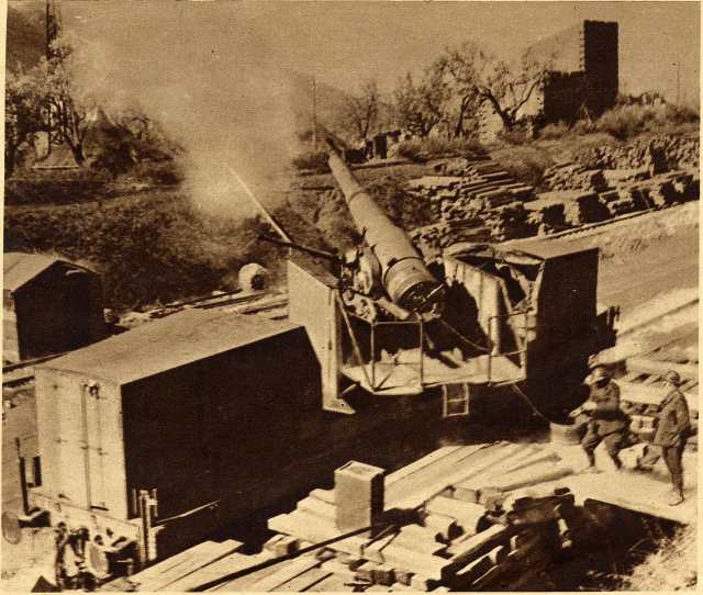 <p class='eng'>March 1944, Mignano area. An Italian 194 mm. Railway Battery in action. 194-mm railway guns recently went into action on the Cassino front; manned by Italians one is lobbing shells to a distance of 10 miles."<br />The War Illustrated" (vol. 7, n. 180 - 26 may 1944, p. 783)<br /><br /></p>