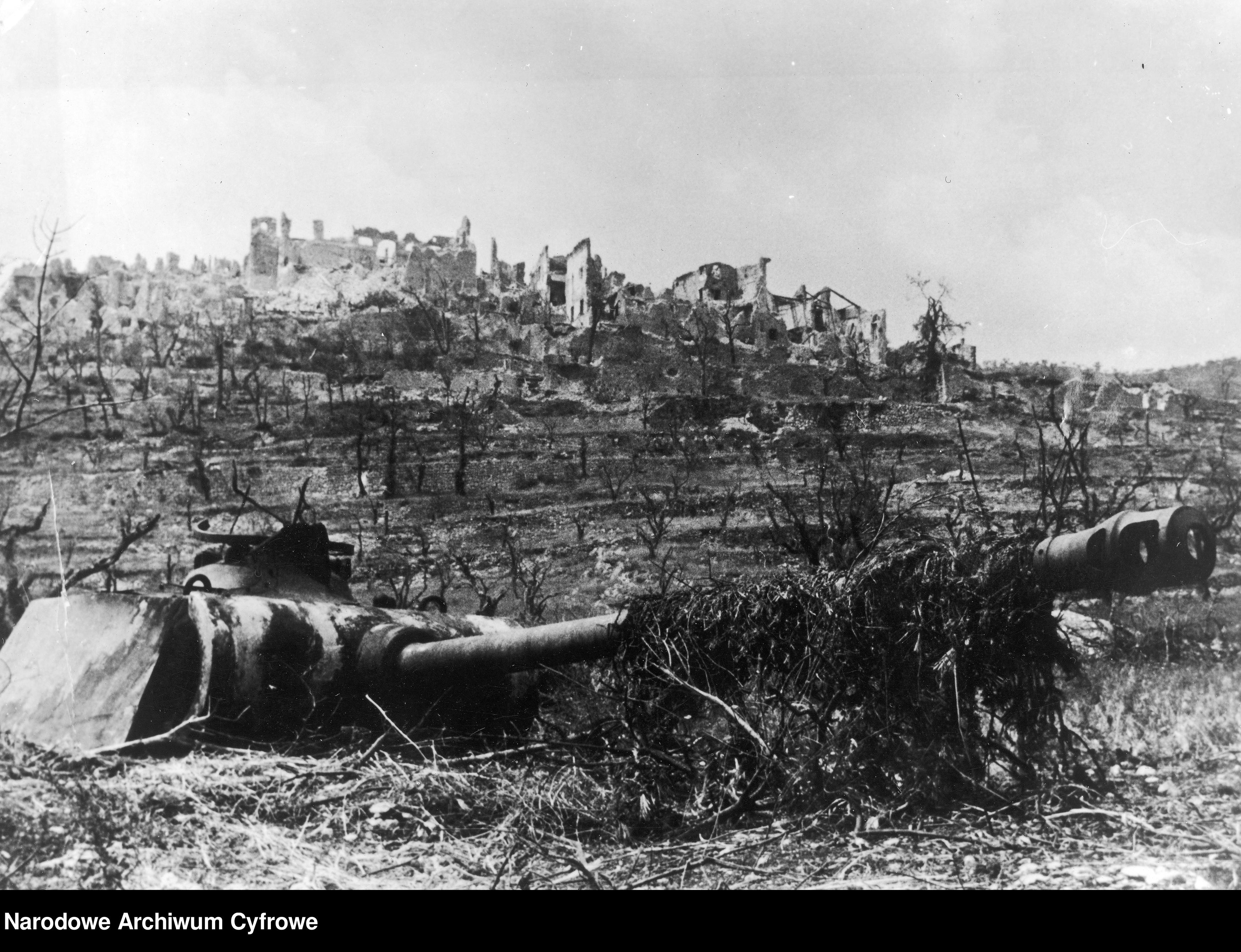 <p>Piedimonte San Germano, maggio 1944.<br />La torretta di “Pantera” catturata dai Polacchi nel pomeriggio del 20 maggio 1944. La torretta appare sfondata da un’esplosione interna.</p><p class='eng'>1944/05/24 - 1944/05/25<br />Fortified German artillery position Pantherturm on the outskirts of Piedimonte. In the background, the ruins of the city.<br />NAC 3/24/0/-/460/18</p>